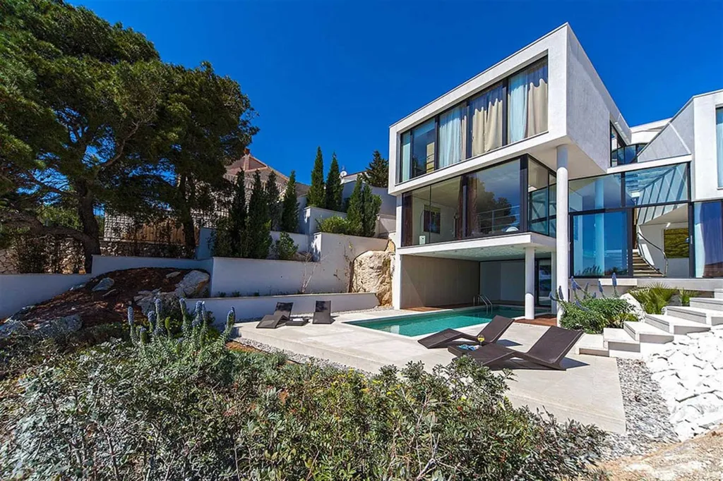 Villa in Primošten with Pool and Sauna