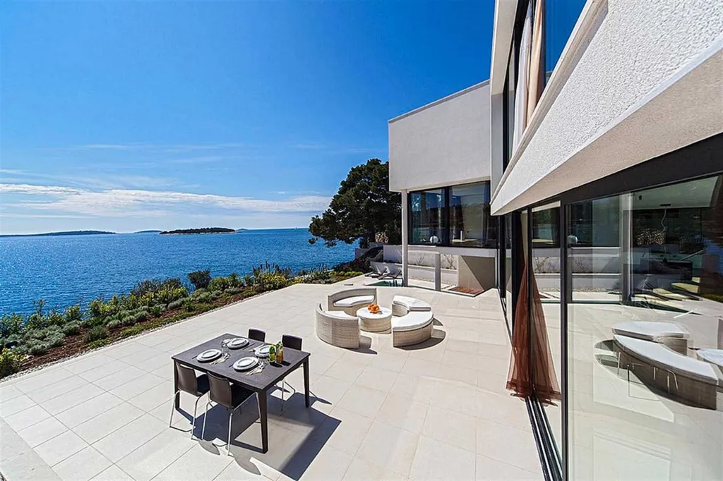Villa in Primošten with Pool and Sauna