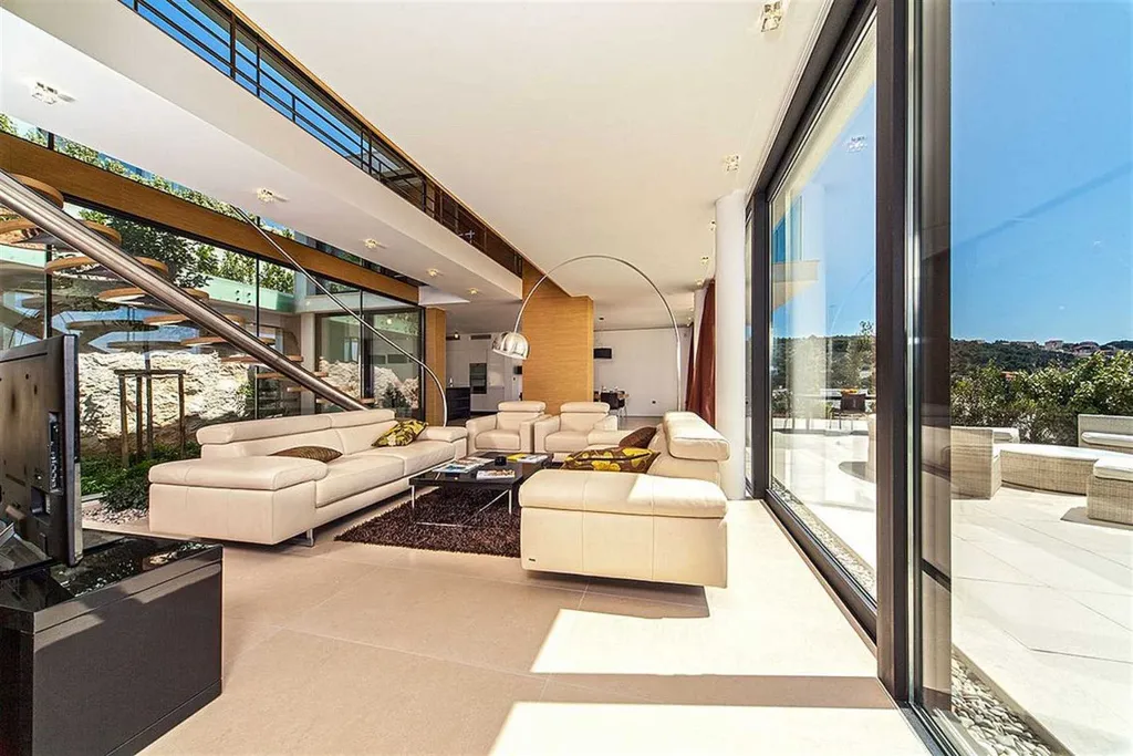 Air-Conditioned 3-Bedroom Villa in Primošten, Sleeps 6