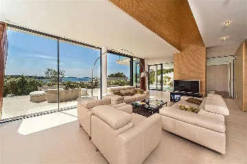 Air-Conditioned 3-Bedroom Villa in Primošten, Sleeps 6