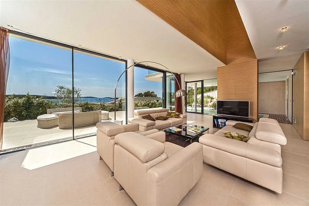 Air-Conditioned 3-Bedroom Villa in Primošten, Sleeps 6