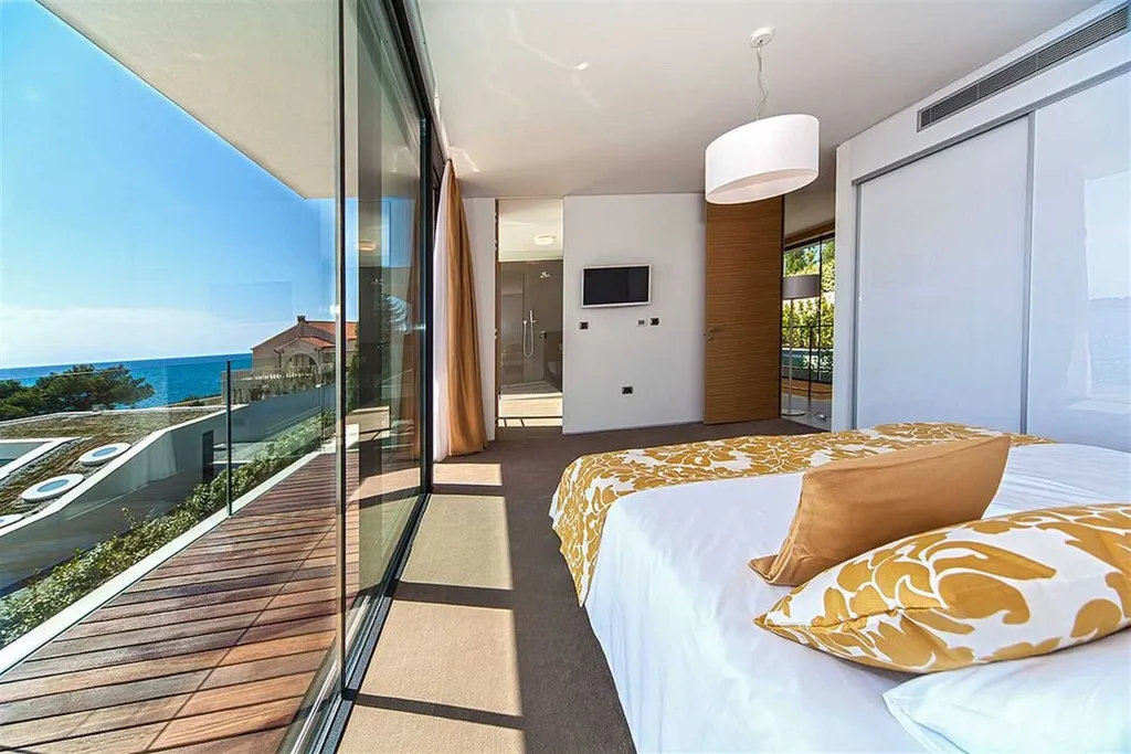 Air-Conditioned 3-Bedroom Villa in Primošten, Sleeps 6