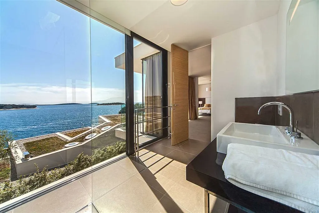 Air-Conditioned 3-Bedroom Villa in Primošten, Sleeps 6