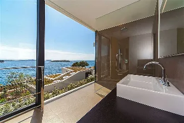 Air-Conditioned 3-Bedroom Villa in Primošten, Sleeps 6