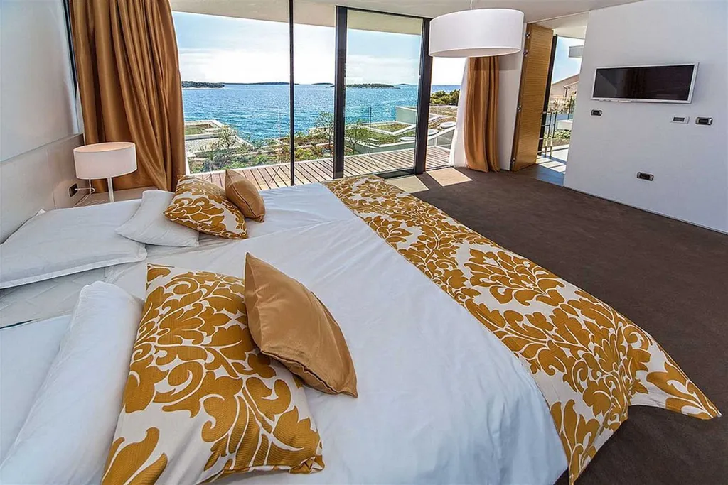 Air-Conditioned 3-Bedroom Villa in Primošten, Sleeps 6