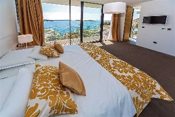 Air-Conditioned 3-Bedroom Villa in Primošten, Sleeps 6