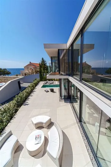 Air-Conditioned 3-Bedroom Villa in Primošten, Sleeps 6