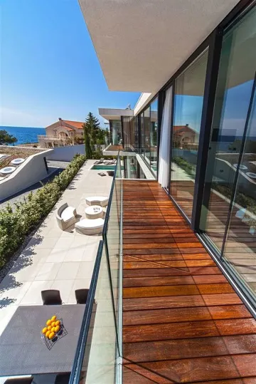 Air-Conditioned 3-Bedroom Villa in Primošten, Sleeps 6