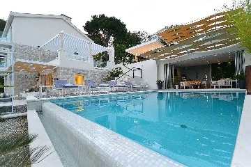 Primošten 4-Bedroom Villa with Pool and Jacuzzi