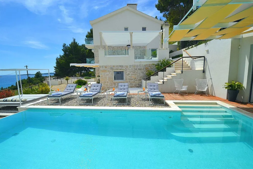 Primošten 4-Bedroom Villa with Pool and Jacuzzi