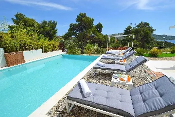 Primošten 4-Bedroom Villa with Pool and Jacuzzi