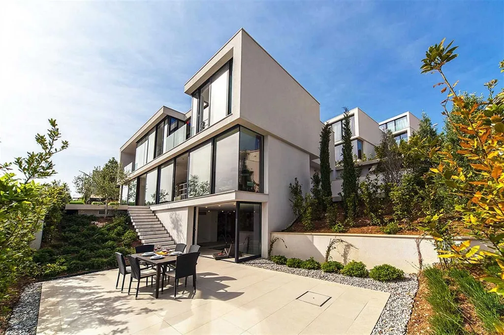 3-Bedroom Villa in Primošten with Indoor Pool