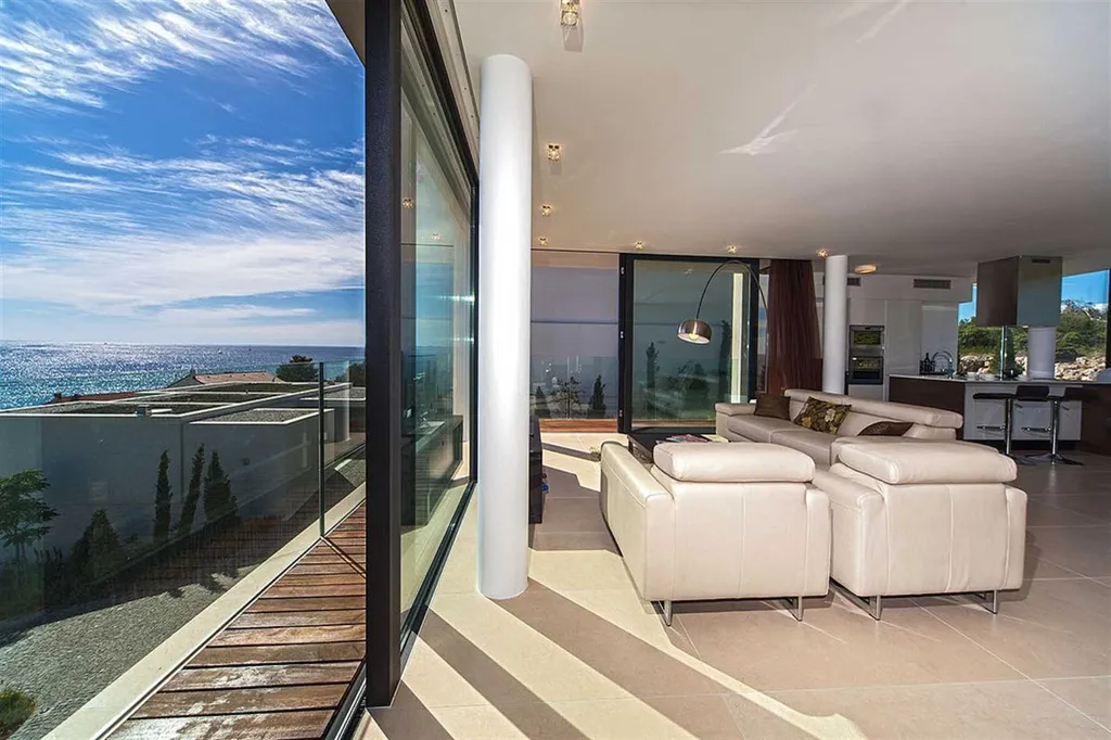 Air-Conditioned Apartment in Primošten for 8 Guests