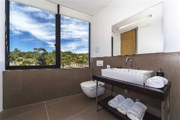 Air-Conditioned Apartment in Primošten for 8 Guests