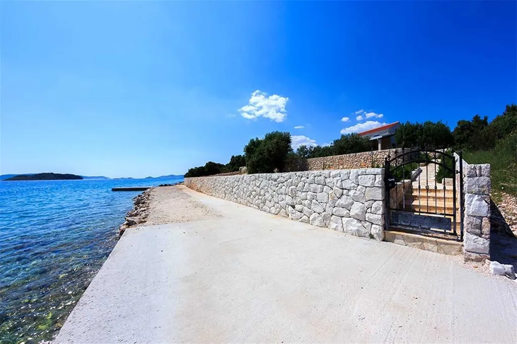 Villa with Pool and Beach Access in Okrug Gornji