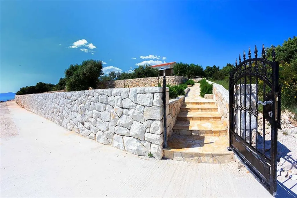 Villa with Pool and Beach Access in Okrug Gornji