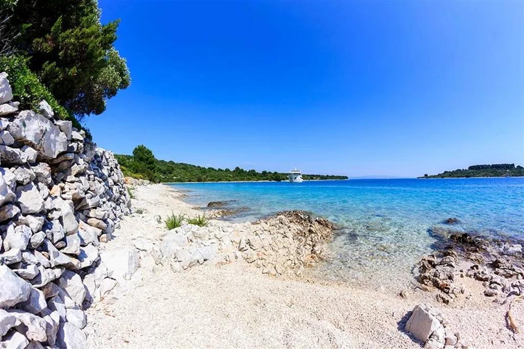Villa with Pool and Beach Access in Okrug Gornji