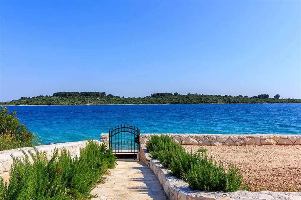 Villa with Pool and Beach Access in Okrug Gornji