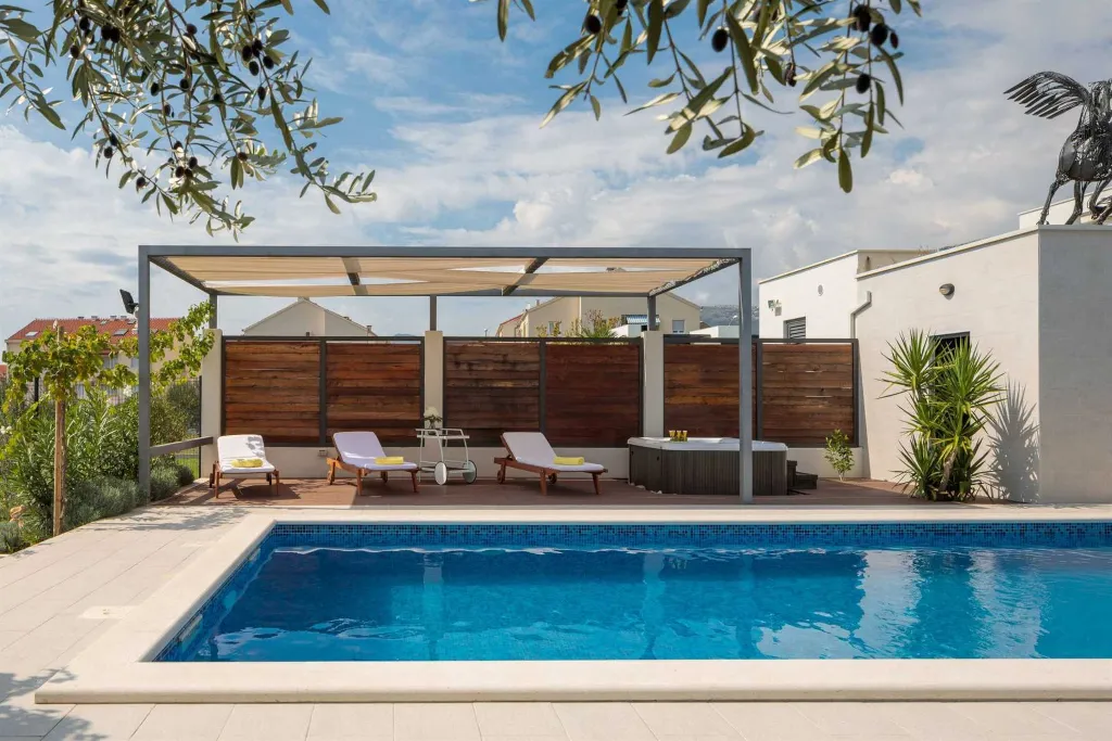 Villa with Pool for up to 15 Guests in Kaštel Lukšić