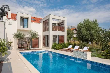 Villa with Pool for up to 15 Guests in Kaštel Lukšić