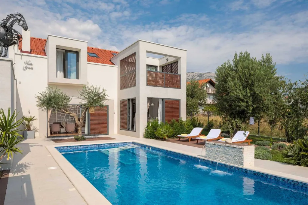 Villa with Pool for up to 15 Guests in Kaštel Lukšić