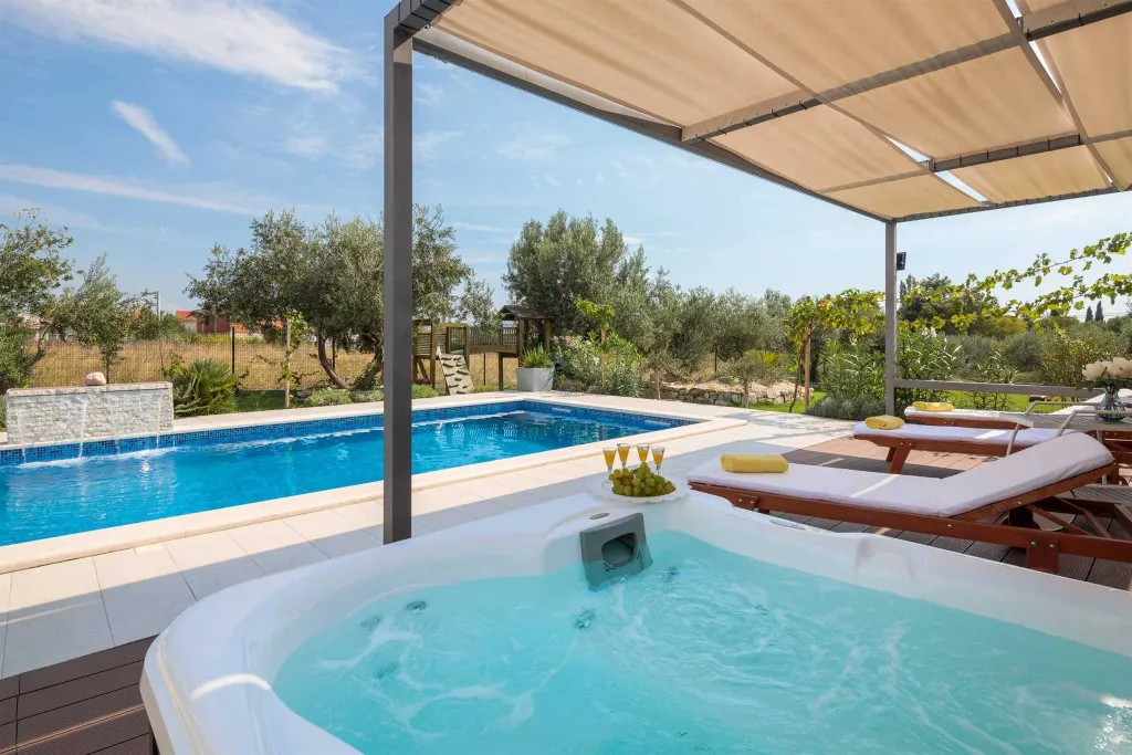 Villa with Pool for up to 15 Guests in Kaštel Lukšić