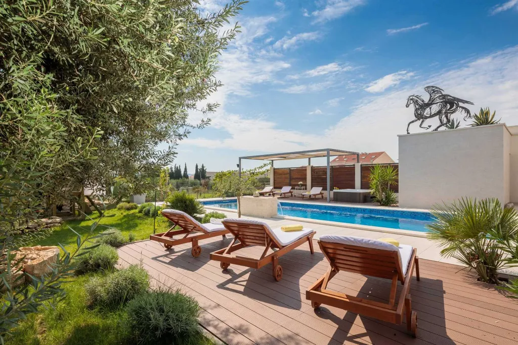 Villa with Pool for up to 15 Guests in Kaštel Lukšić