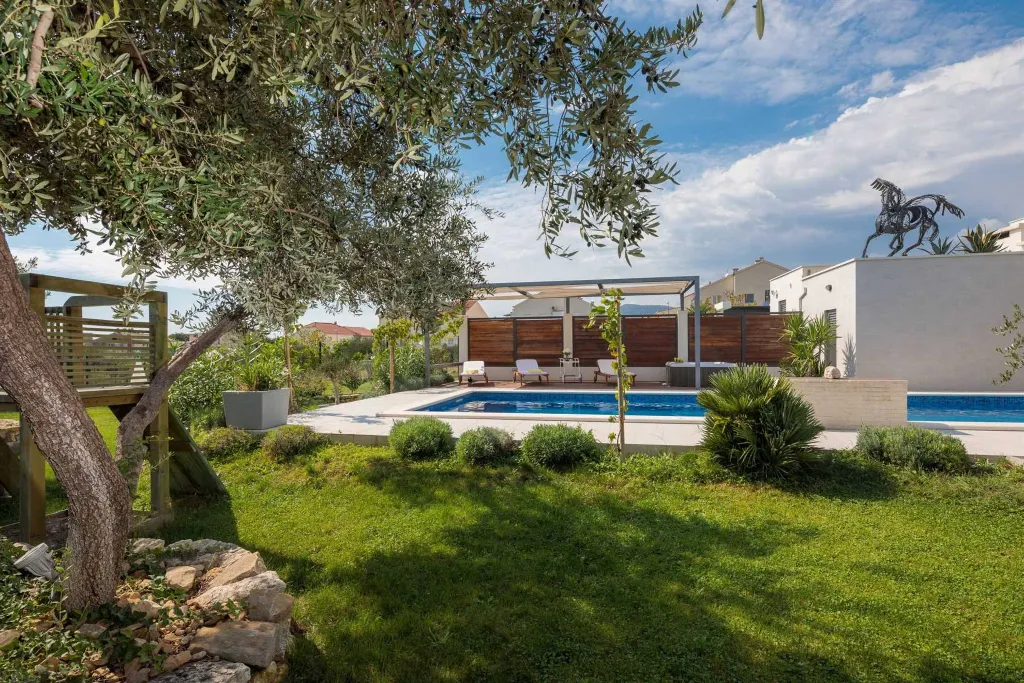 Villa with Pool for up to 15 Guests in Kaštel Lukšić