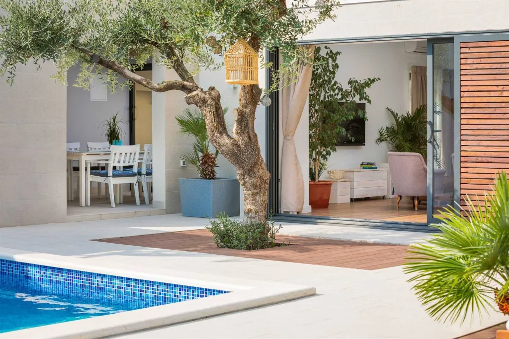 Villa with Pool for up to 15 Guests in Kaštel Lukšić