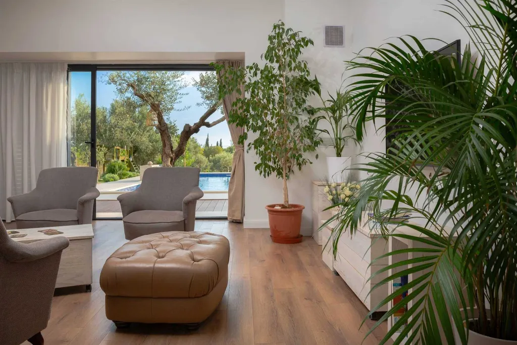Villa with Pool for up to 15 Guests in Kaštel Lukšić