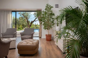 Villa with Pool for up to 15 Guests in Kaštel Lukšić