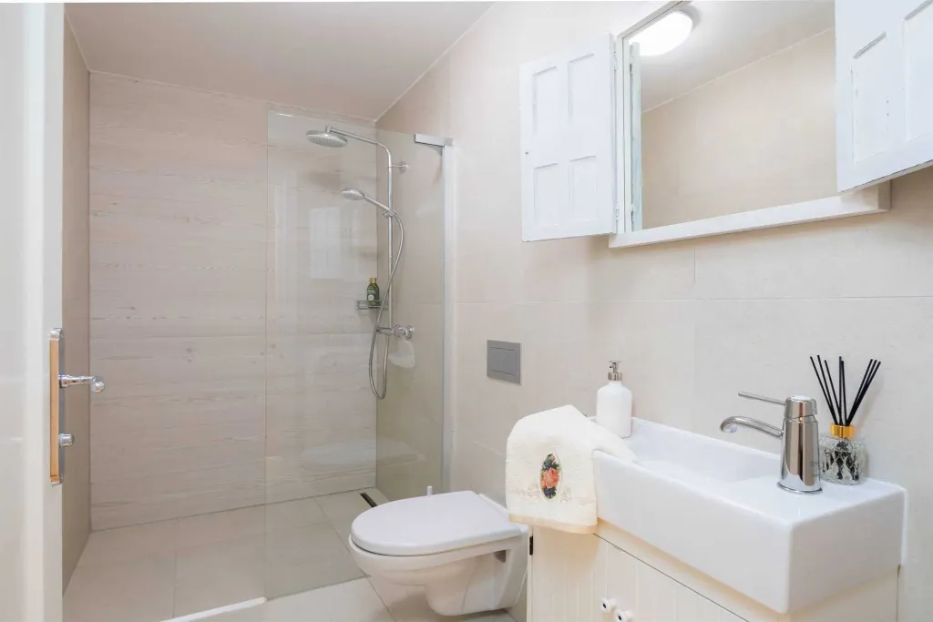 Villa with Pool for up to 15 Guests in Kaštel Lukšić