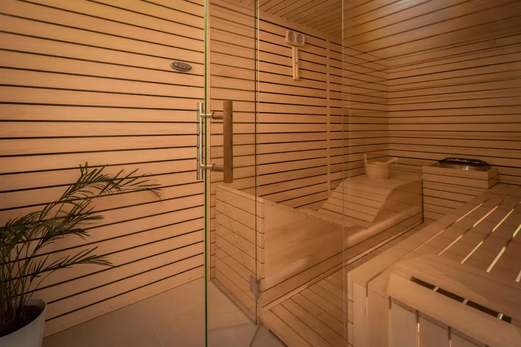 Villa with Pool for up to 15 Guests in Kaštel Lukšić