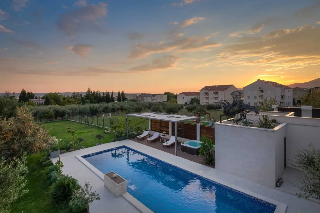 Villa with Pool for up to 15 Guests in Kaštel Lukšić