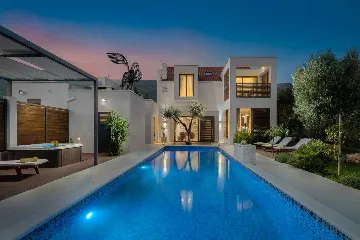 Villa with Pool for up to 15 Guests in Kaštel Lukšić