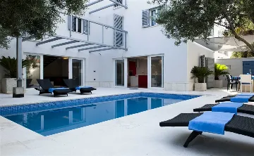 3-Bedroom Apartment with Jacuzzi in Split