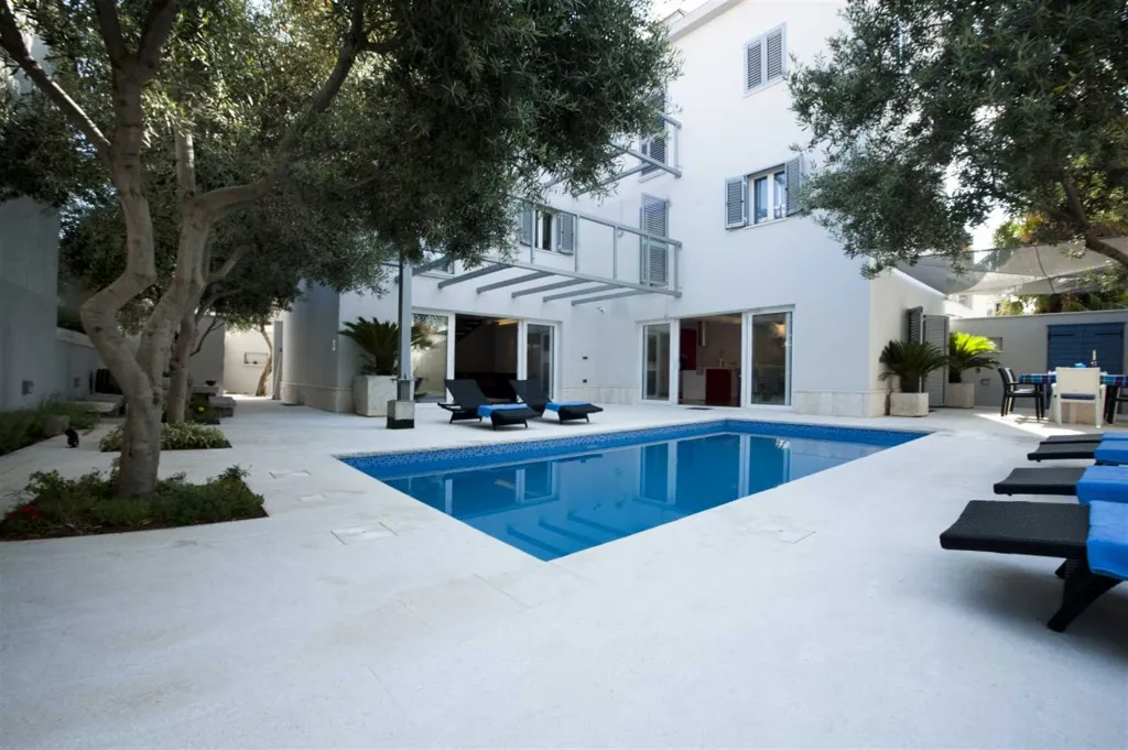 3-Bedroom Apartment with Jacuzzi in Split