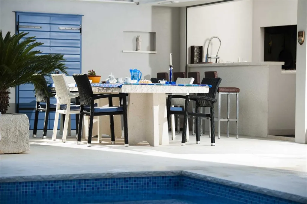 3-Bedroom Apartment with Jacuzzi in Split