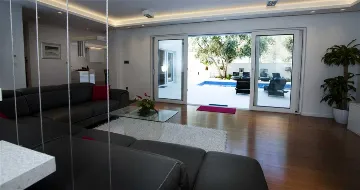 3-Bedroom Apartment with Jacuzzi in Split