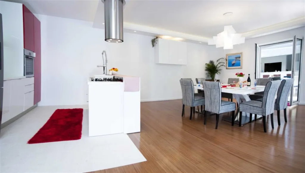 3-Bedroom Apartment with Jacuzzi in Split