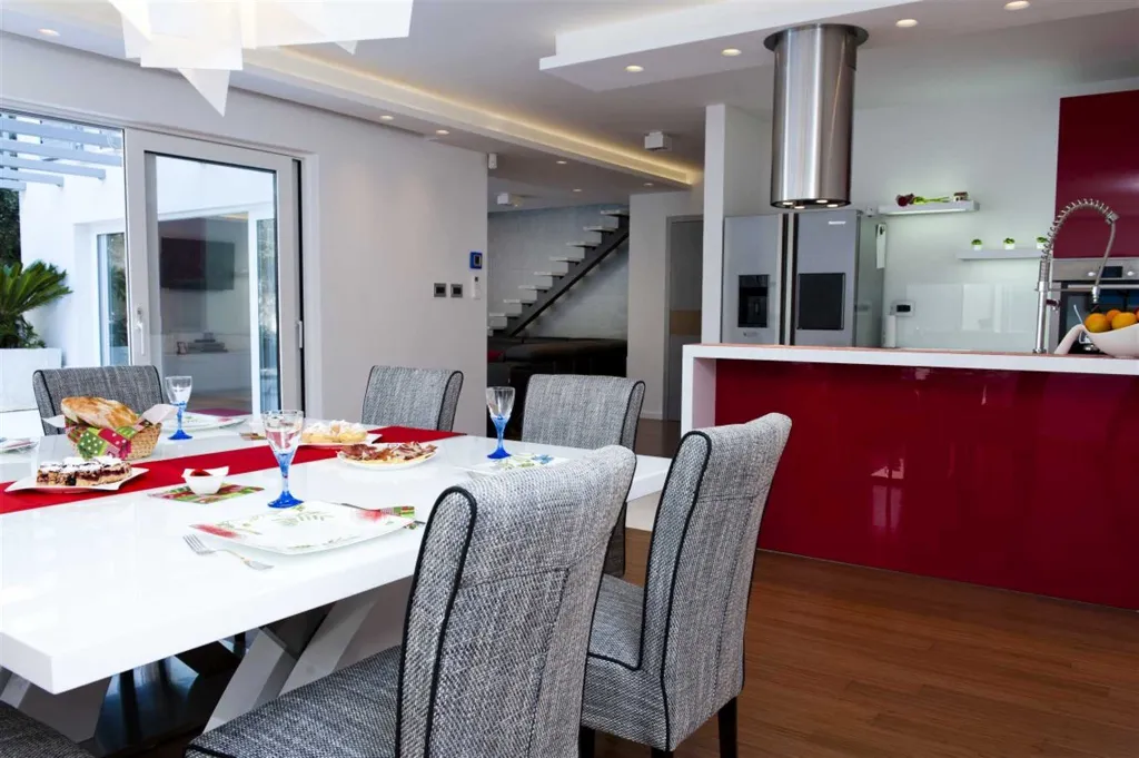 3-Bedroom Apartment with Jacuzzi in Split