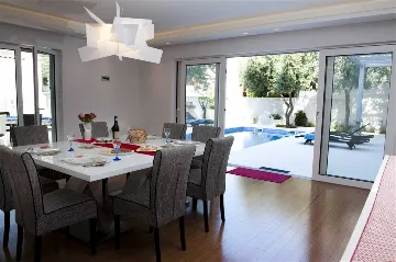 3-Bedroom Apartment with Jacuzzi in Split