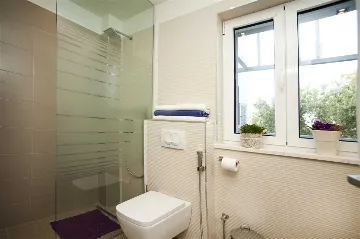 3-Bedroom Apartment with Jacuzzi in Split