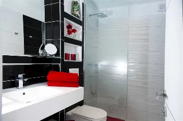 3-Bedroom Apartment with Jacuzzi in Split