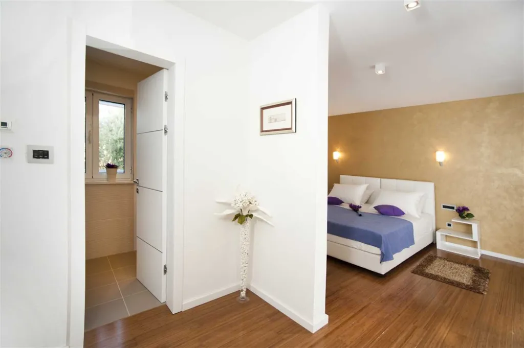 3-Bedroom Apartment with Jacuzzi in Split