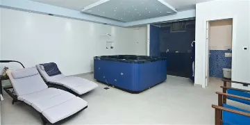 3-Bedroom Apartment with Jacuzzi in Split