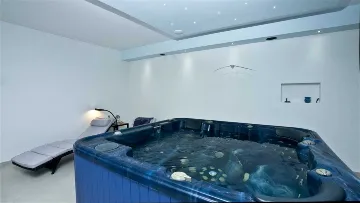 3-Bedroom Apartment with Jacuzzi in Split