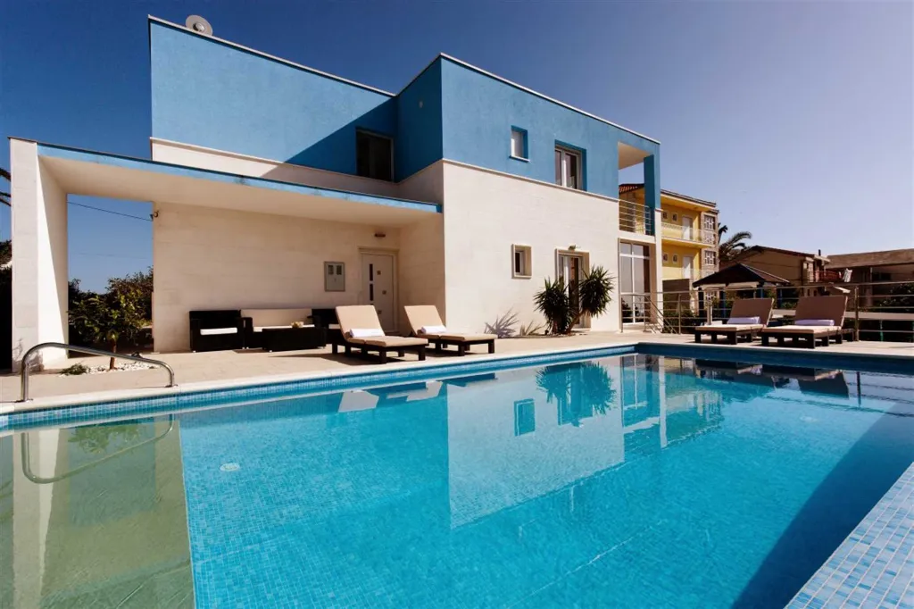 Podstrana Villa with 4 Bedrooms and Private Pool