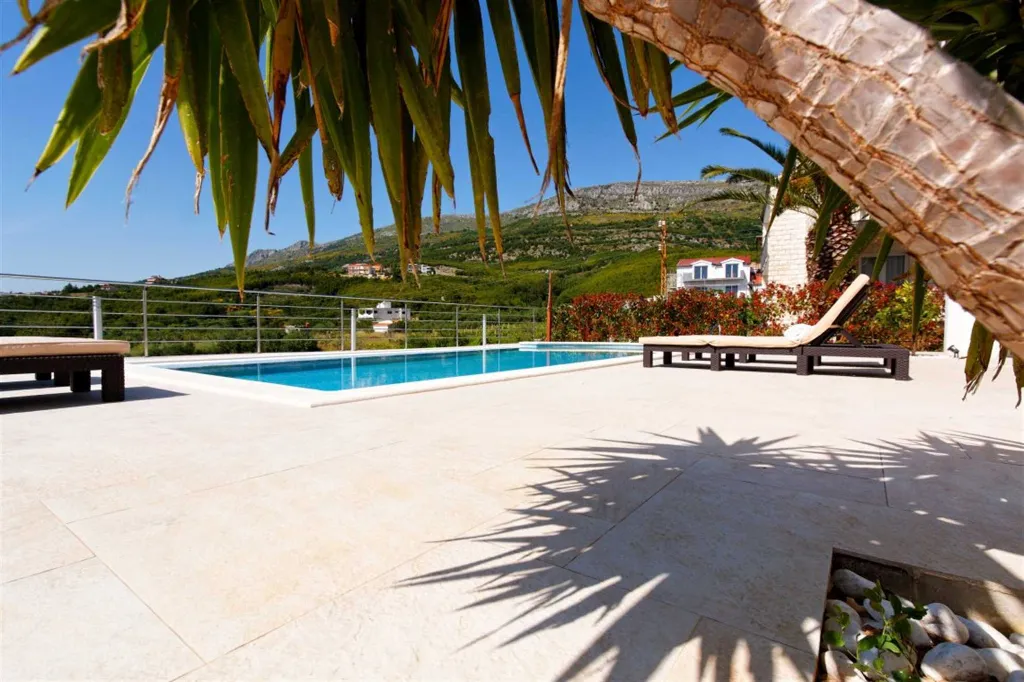 Podstrana Villa with 4 Bedrooms and Private Pool