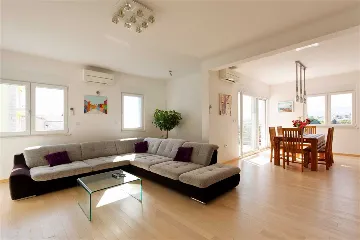 Podstrana Villa with 4 Bedrooms and Private Pool